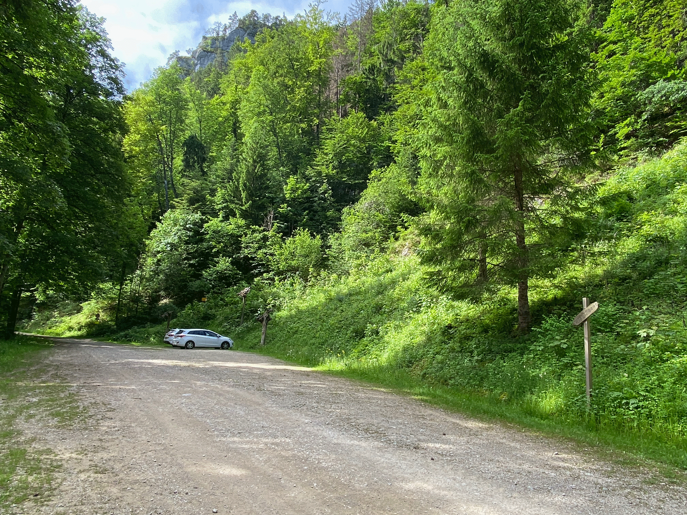 Parkplatz-am-Fusse-der-Ruine-Gilgenberg_Sebastian-Juengel