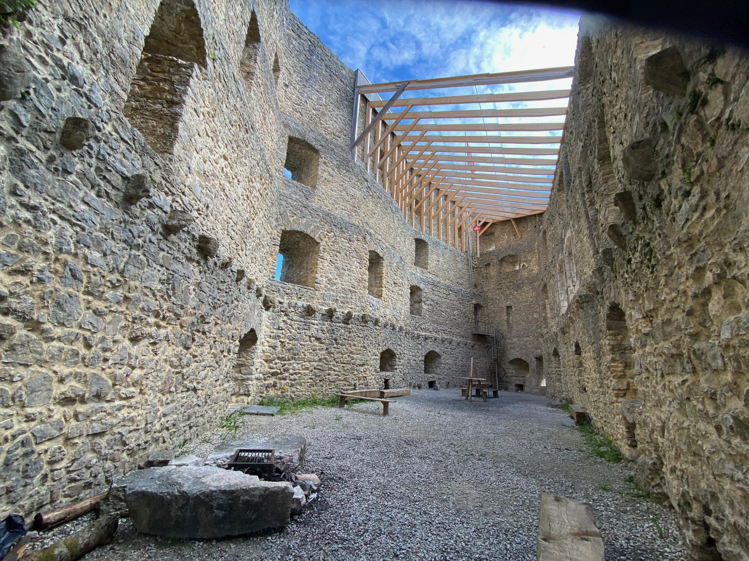 Ruine Gilgenberg Ausmasse vom Eingang her_Sebastian Juengel