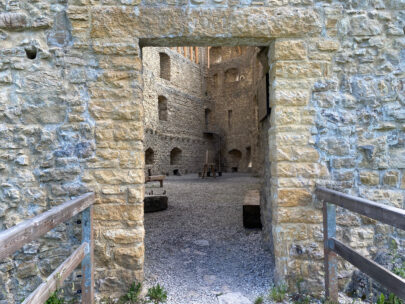 Ruine Gilgenberg Eingangstor_Sebastian Juengel