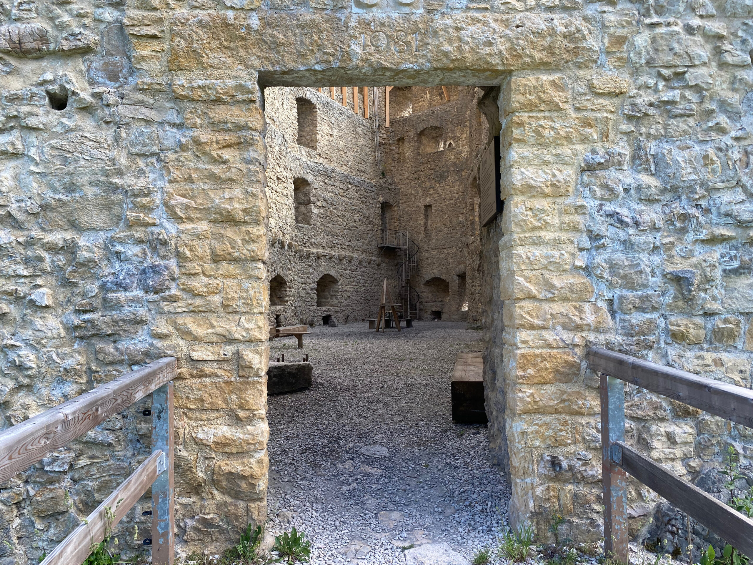 Ruine Gilgenberg Eingangstor_Sebastian Juengel