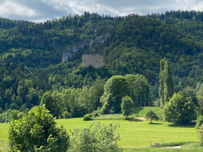 Ruine Gilgenberg Mit Seitenfelsen_Sebastian Juengel