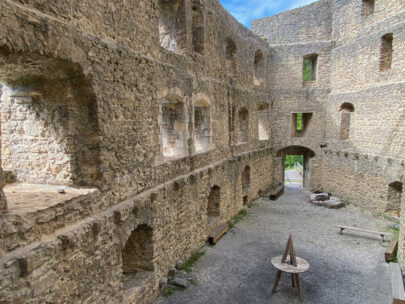 Ruine Gilgenberg Von Wendeltreppe zum Engang ohne Dachstuhl_Sebastian Juengel