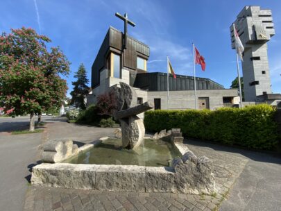 Breitenbach Libellenbrunnen Kirche_Sebastian Juengel