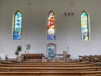 Zullwil Pfarrkirche Oberkirch Fenster beim Altar_Sebastian Juengel