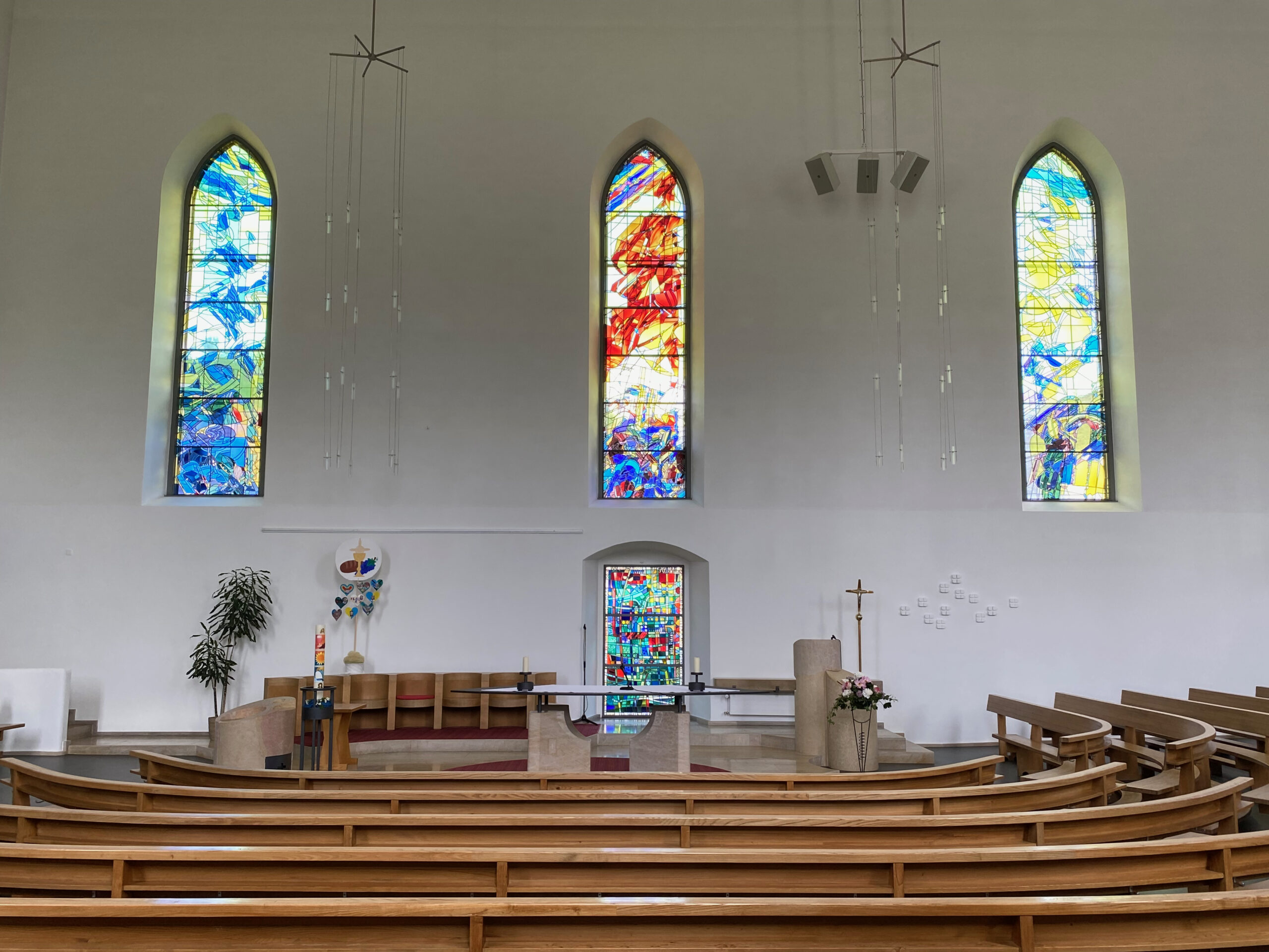 Zullwil Pfarrkirche Oberkirch Fenster beim Altar_Sebastian Juengel