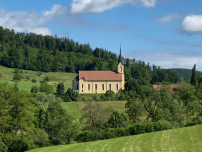 Zullwil Pfarrkirche Oberkirch In der Landschaft_Sebastian Juengel