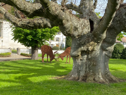 Rodersdorf Hirschskulptur hinterm Baum_Sebastian Juengel