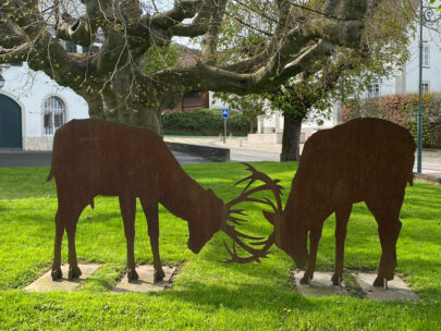 Rodersdorf Hirschskulptur nah2_Sebastian Juengel