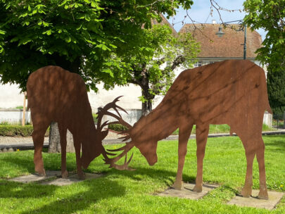 Rodersdorf Hirschskulptur nah_Sebastian Juengel