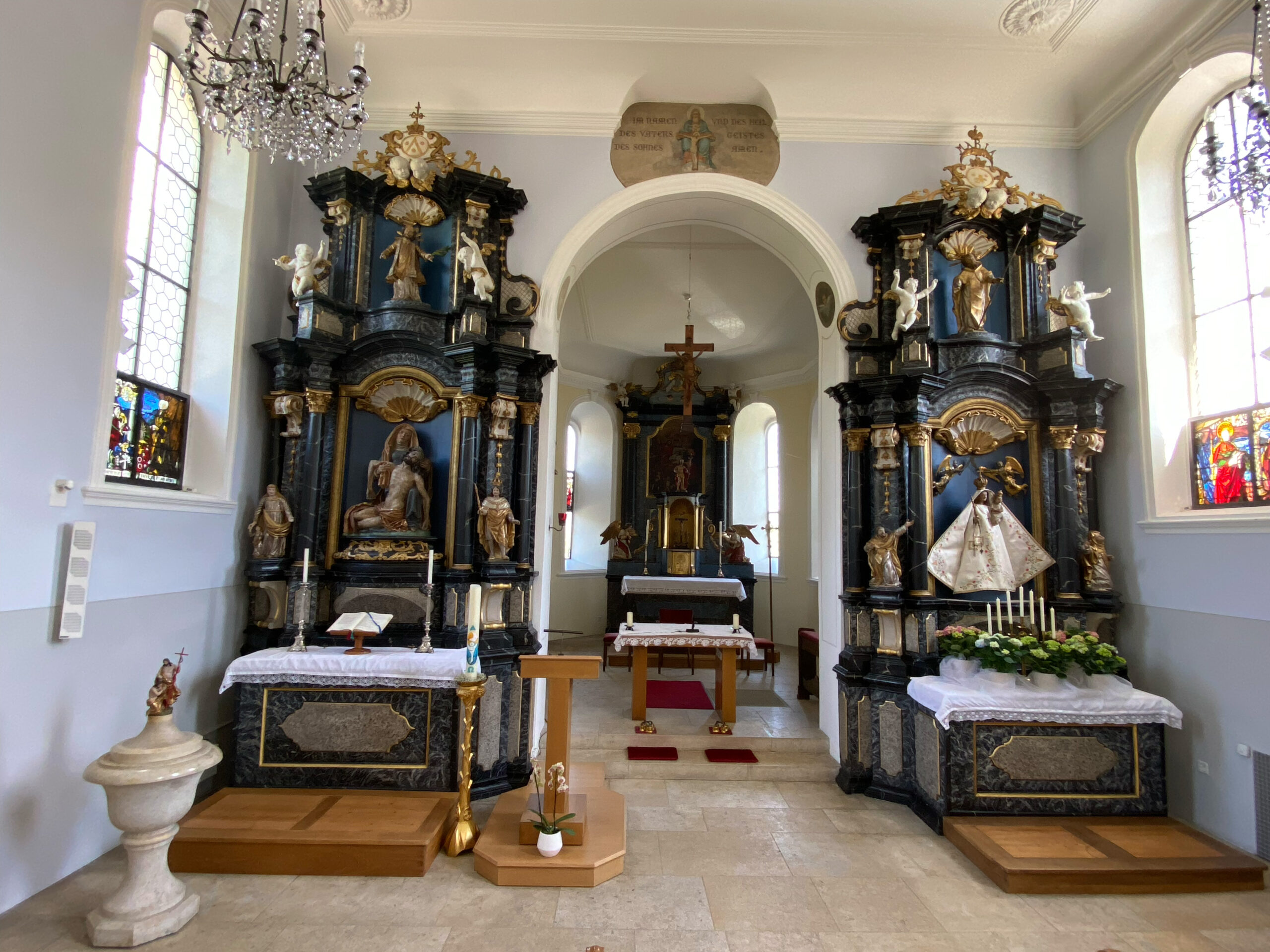 Kirche Maria im Hag Zwei Seitenaltaere_Sebastian Juengel