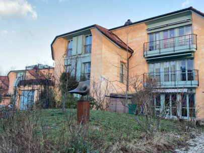 Dornach Architekturpfad Haeuser mit Skulptur_Sebastian Juengel