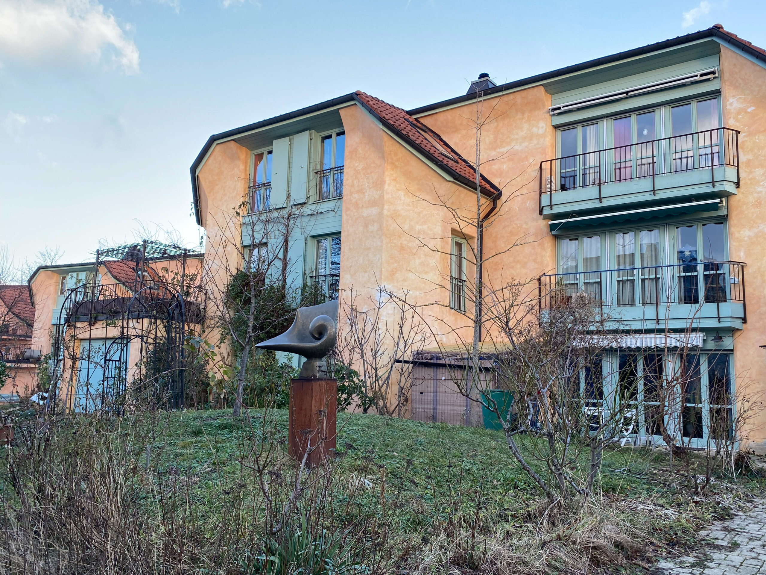 Dornach Architekturpfad Haeuser mit Skulptur_Sebastian Juengel