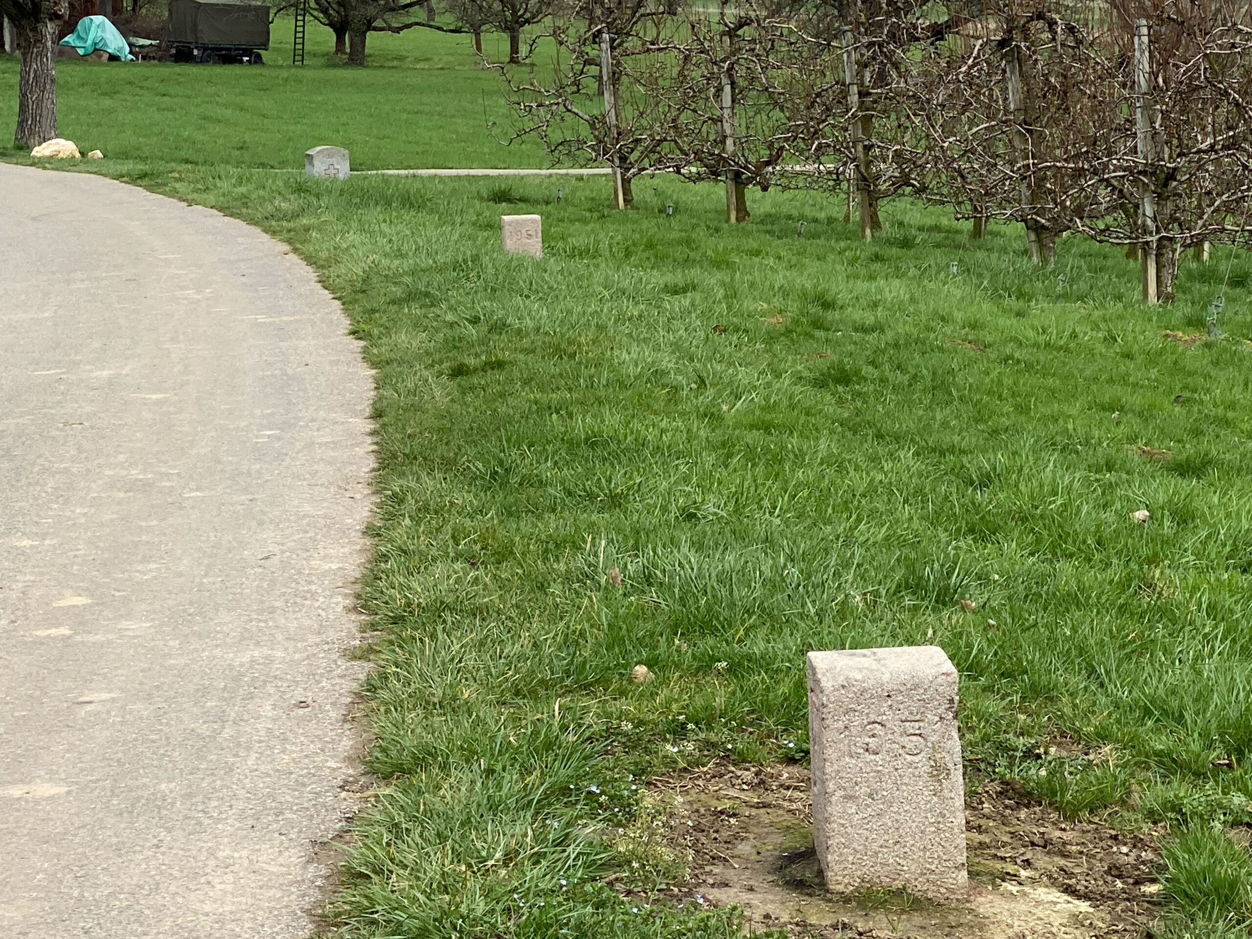 Rodersdorf Grenzkulturweg Grenzsteine dicht an dicht_Sebastian Juengel
