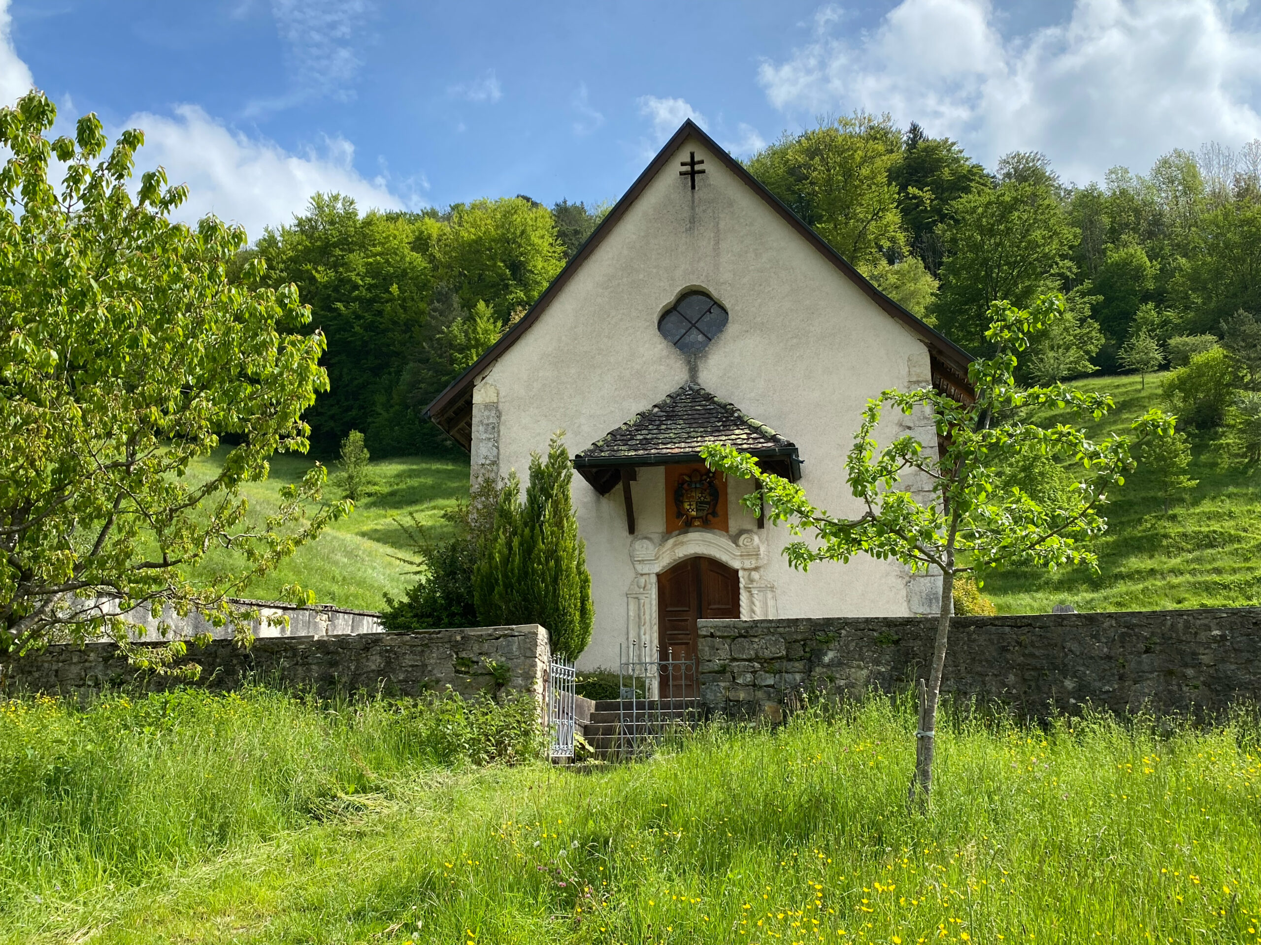 Beinwil Kapelle St Johannes Eingang mit gruen_Sebastian Juengel