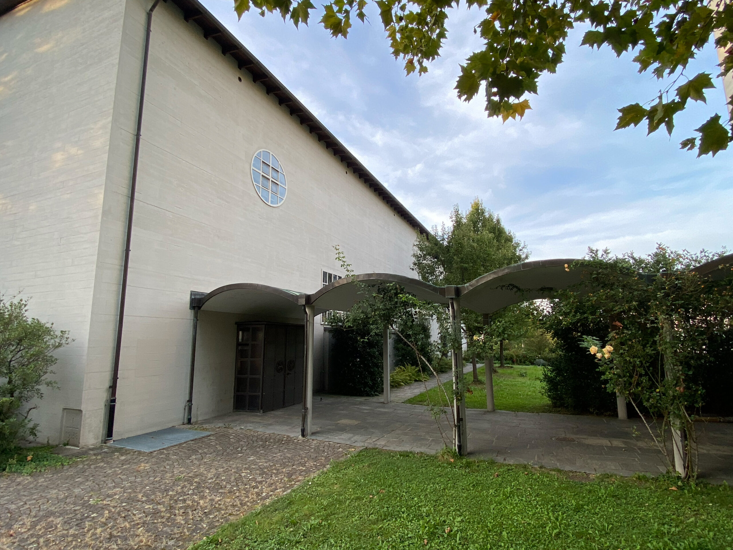 Dornach Mauritiuskirche Uebergang geschwungenes Dach_Sebastian Juengel