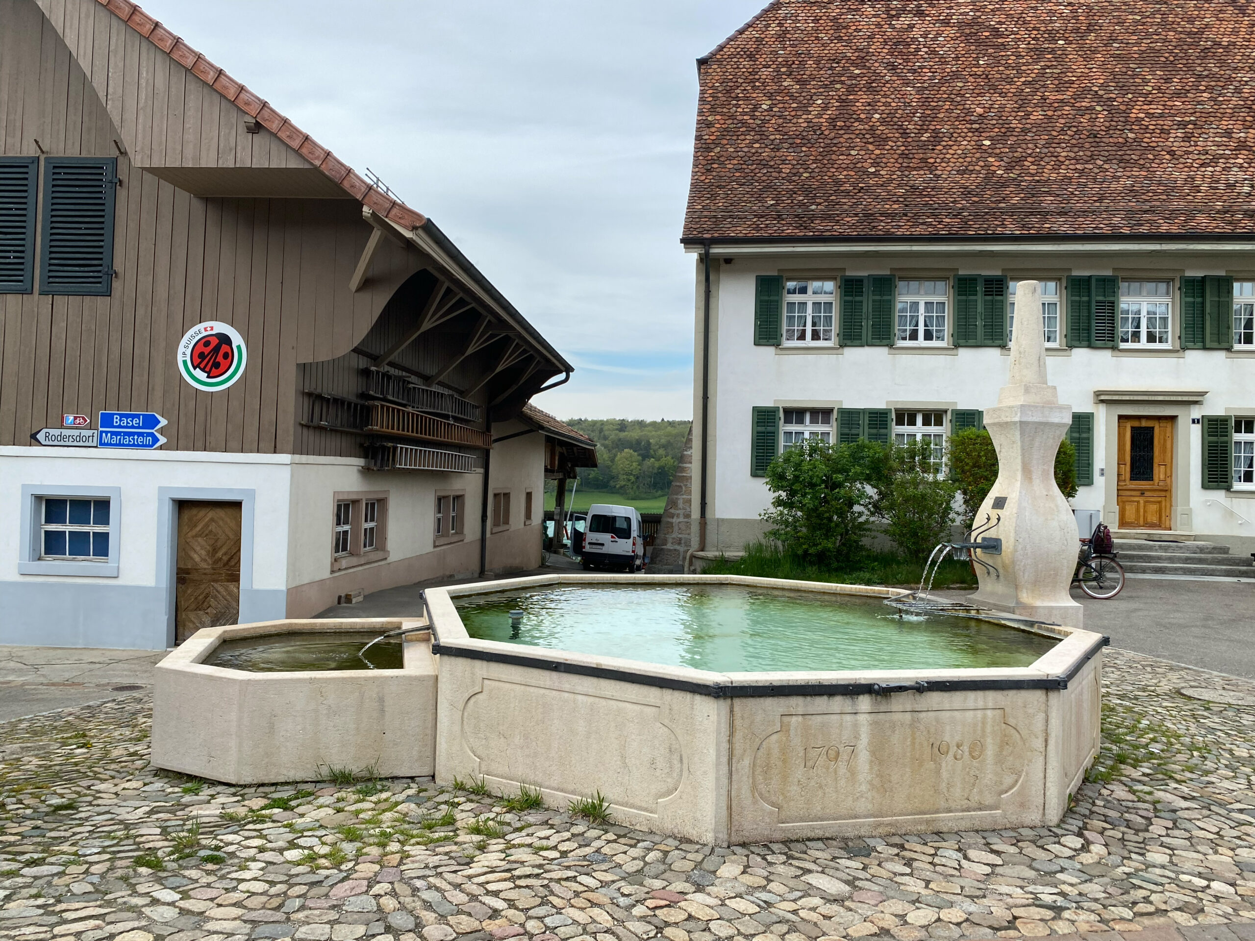 Metzerlen Dorfbrunnen seitlich 2_Sebastian Juengel