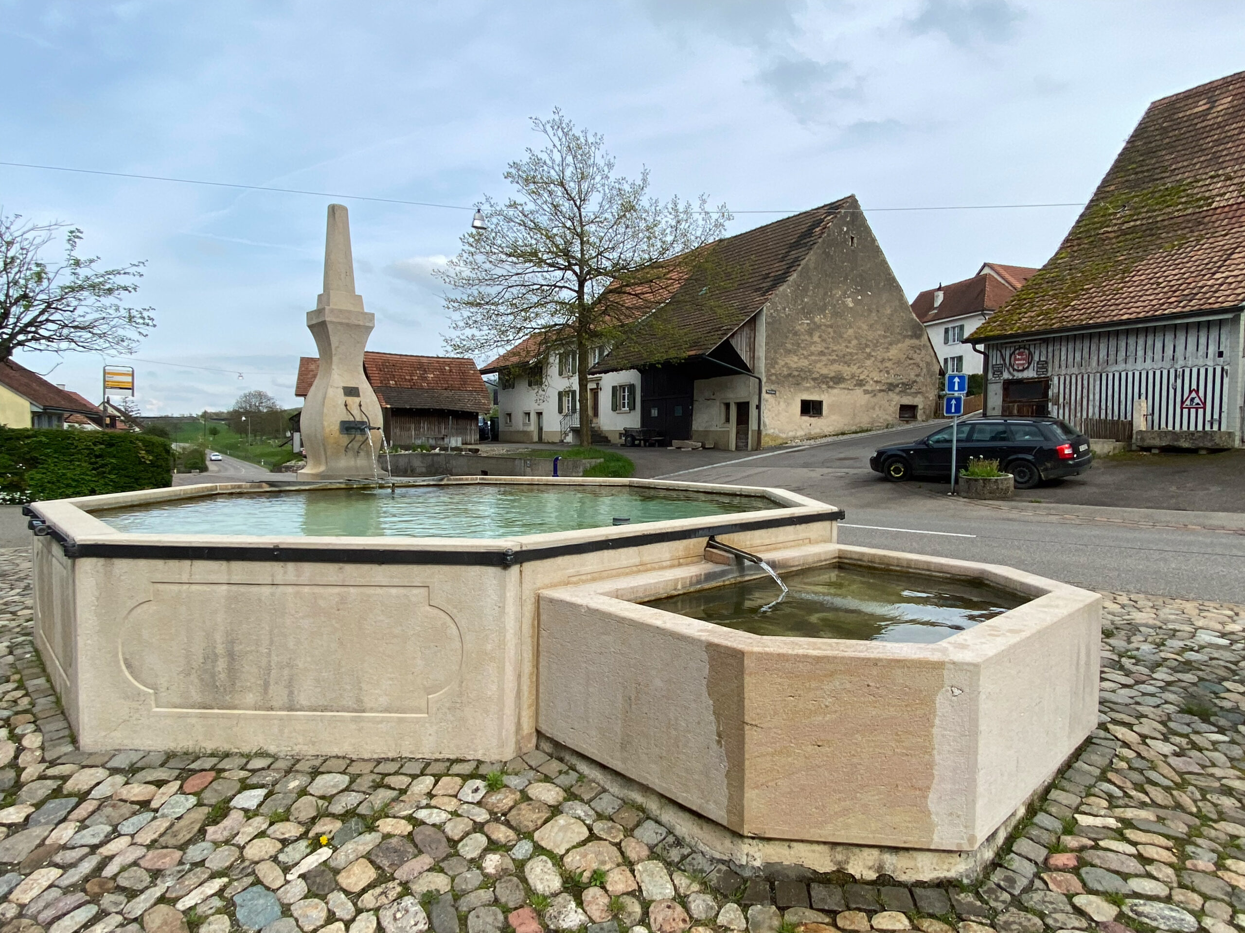 Metzerlen Dorfbrunnen seitlich Dreiviertel _Sebastian Juengel