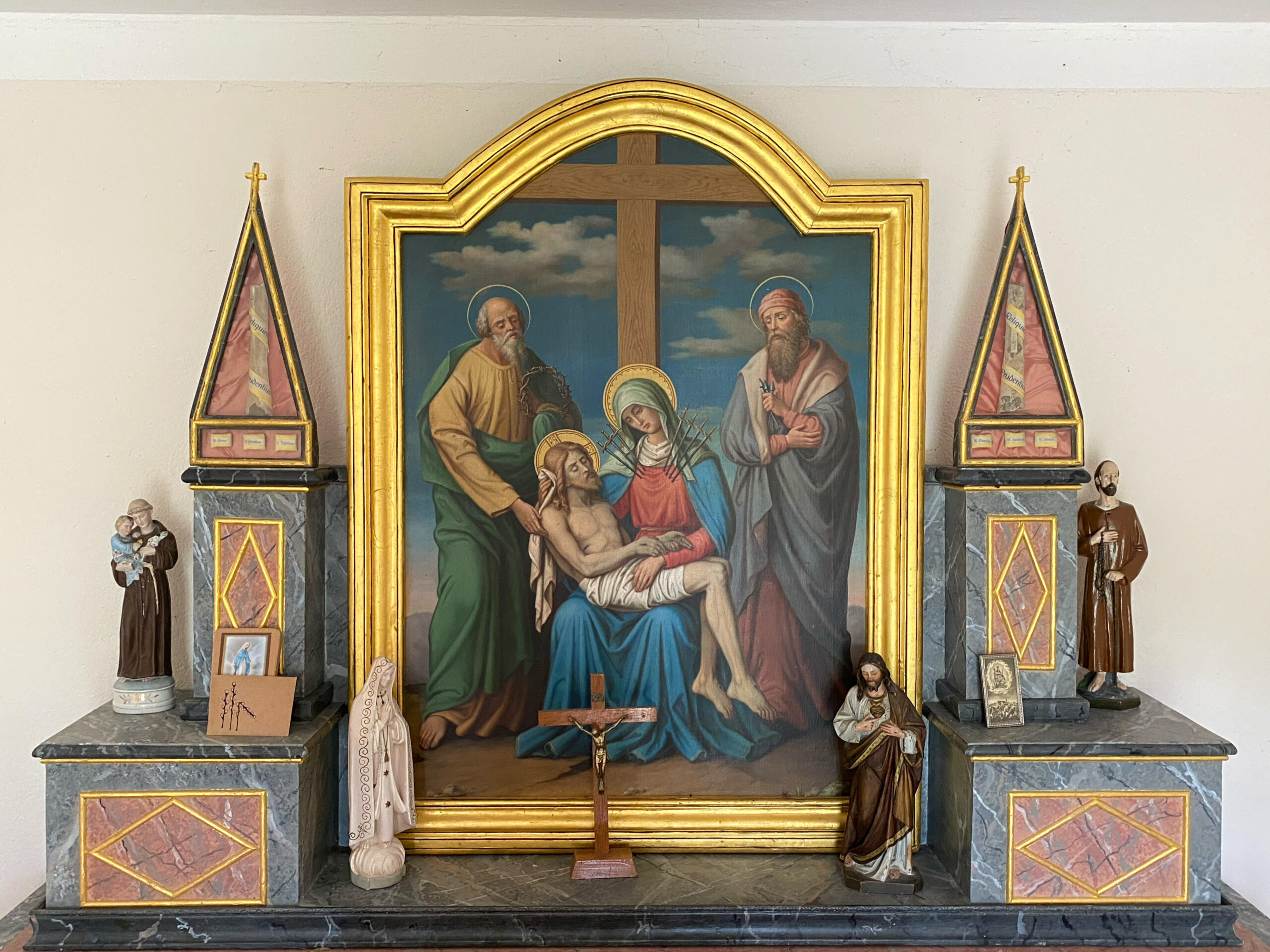 Kleinluetzel_Kreuzweg Bergkapelle mit Bild Maria Josef von Arimathaea Nikodemus_Sebastian Juengel