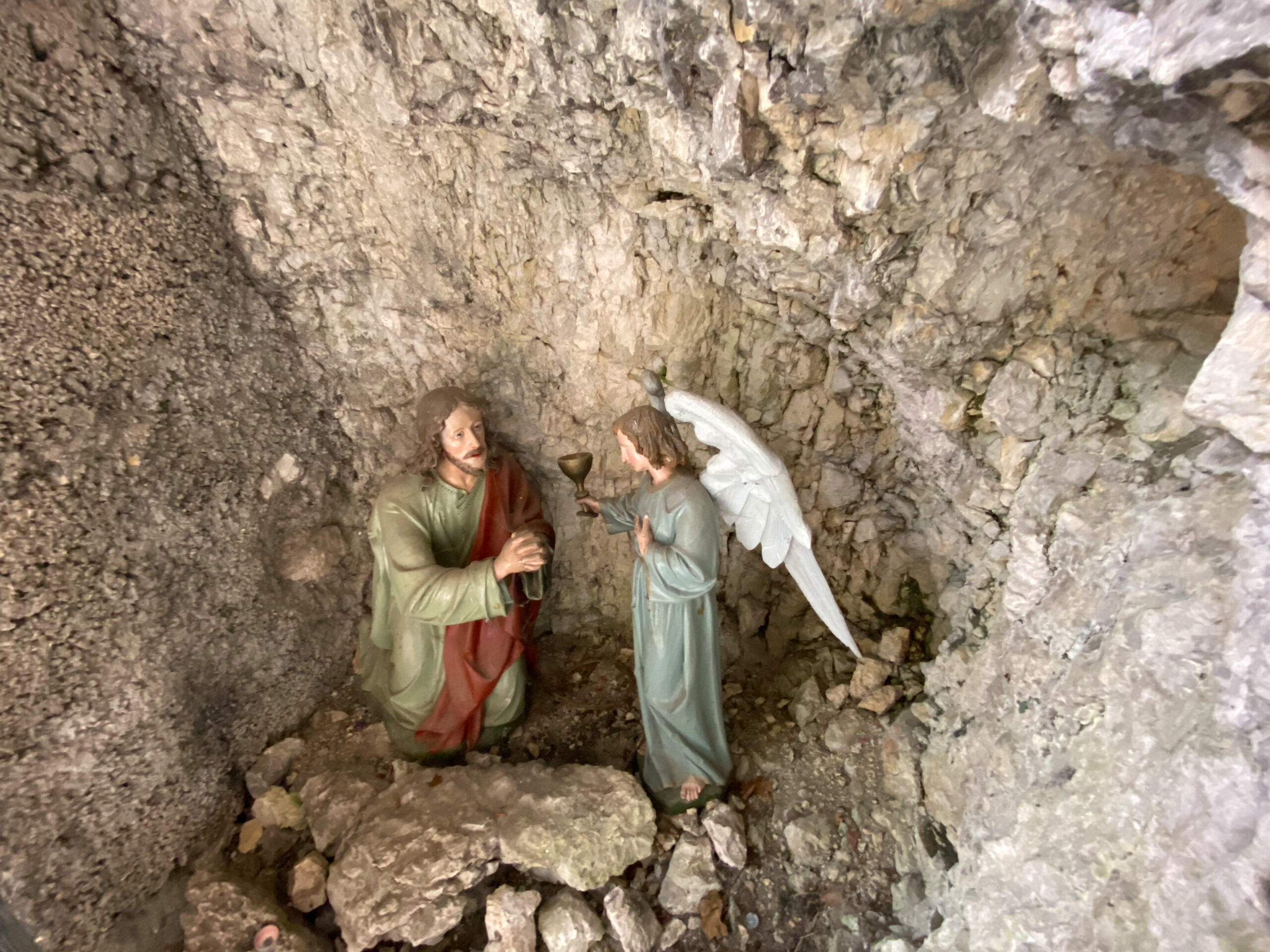 Kleinluetzel_Kreuzweg Grotte_Jesus mit Engel_Sebastian Juengel