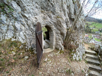 Kleinluetzel_Kreuzweg Grotte_Tuer zum Ort der Andacht_Sebastian Juengel