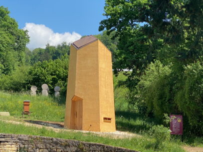 Dornach Goetheanum Gartenpark Bienenskulptur Gesamtsicht aussen Juengel