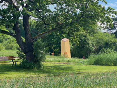 Dornach Goetheanum Gartenpark Bienenskulptur von fern_Sebastian Juengel