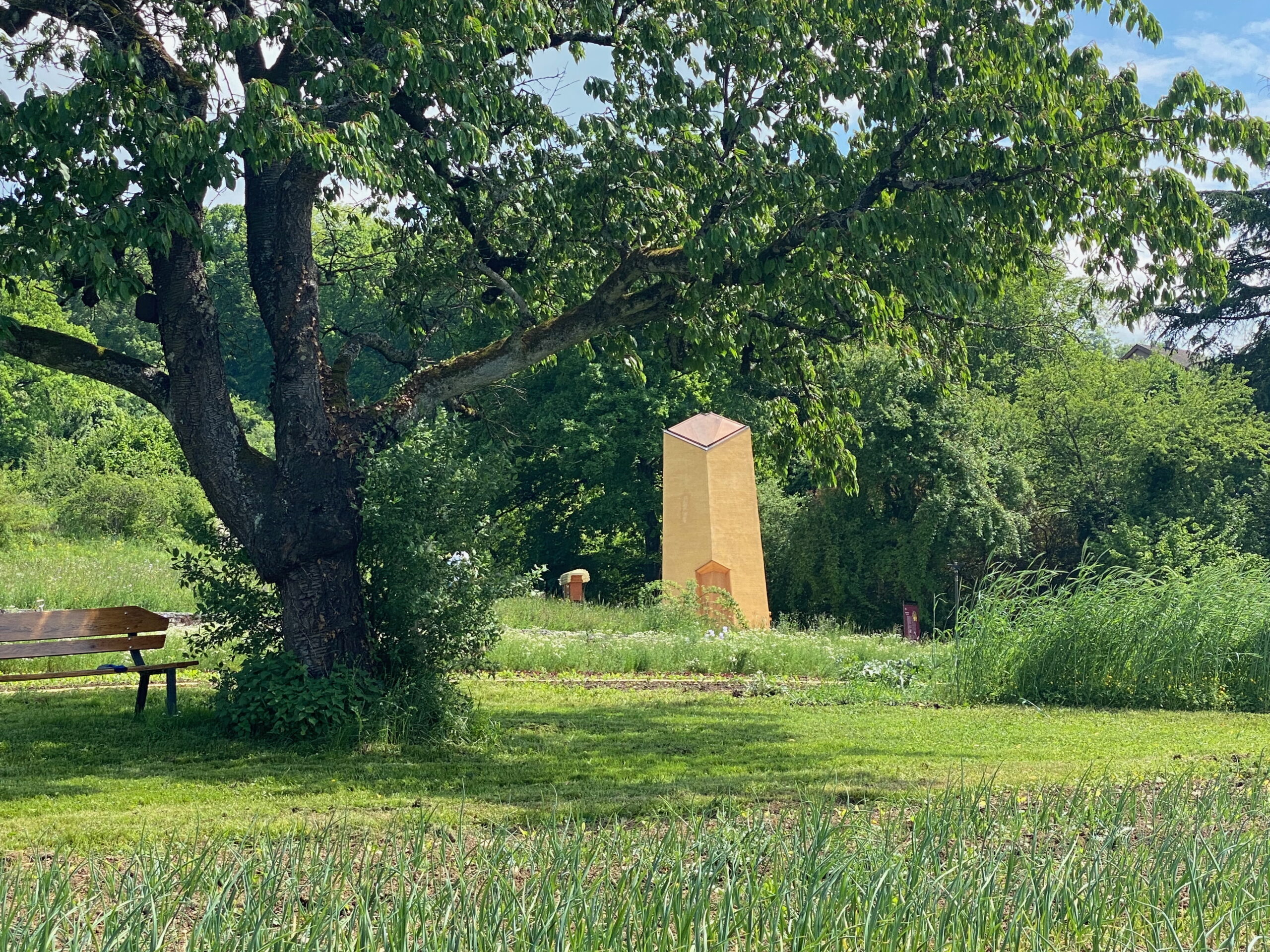 Dornach Goetheanum Gartenpark Bienenskulptur von fern_Sebastian Juengel