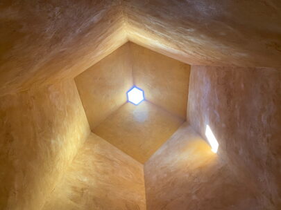Dornach Goetheanum Gartenpark Bienenskulptur_Dachoeffnung von innen_Sebastian Juengel