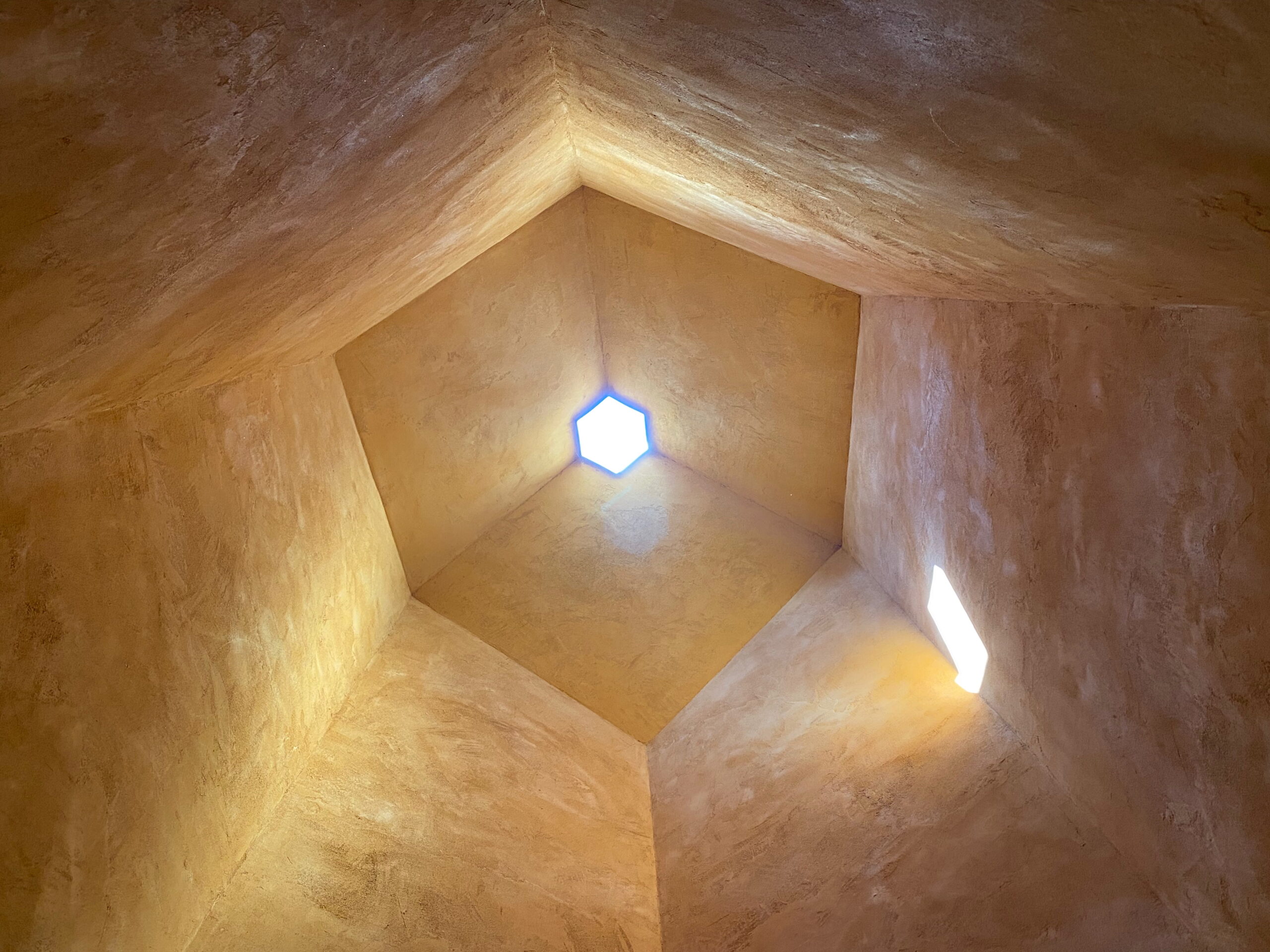 Dornach Goetheanum Gartenpark Bienenskulptur_Dachoeffnung von innen_Sebastian Juengel