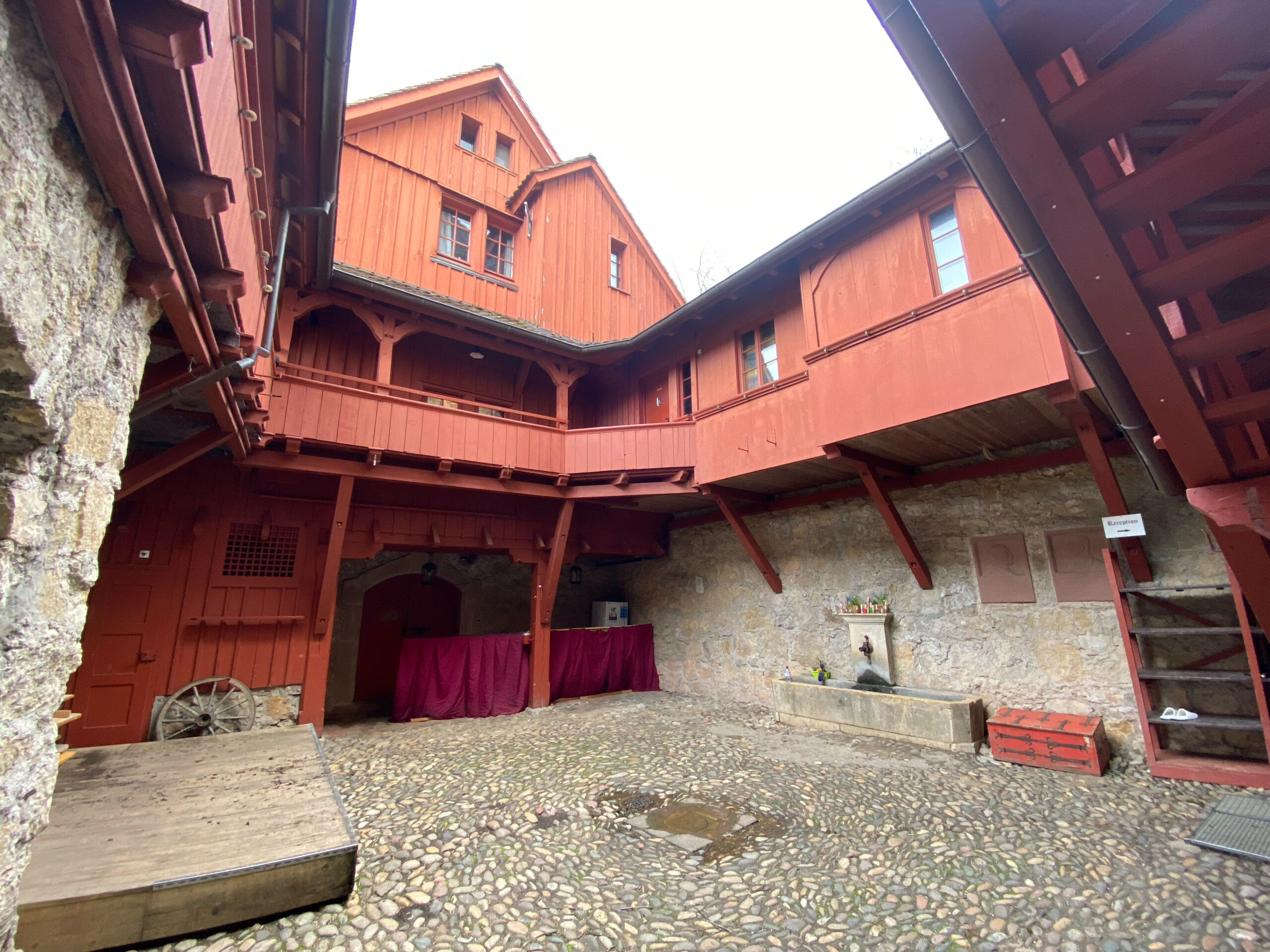 Mertzerlen_Burg Rotberg Innenhof_Sebastian Juengel