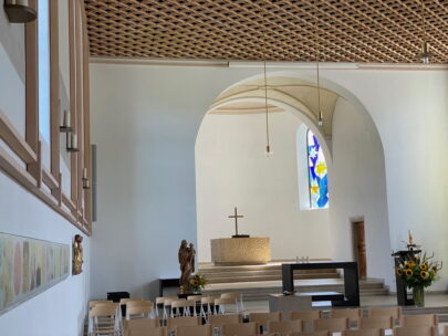 Hofstetten Kirche Sankt Nikolaus Blick zum Altarraum 2_Sebastian Juengel