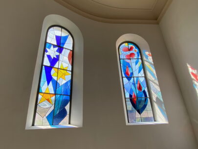 Hofstetten Kirche Sankt Nikolaus Farbfenster von Paul Derron_Sebastian Juengel