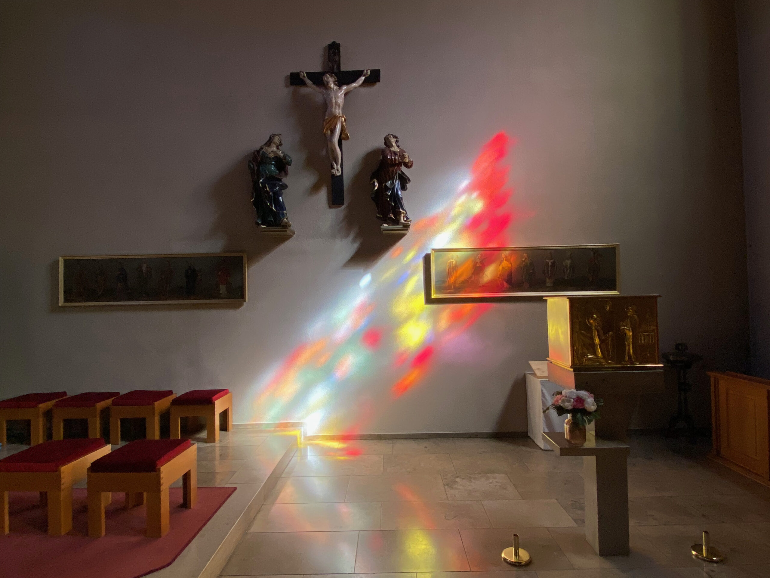 Buesserach Kirche St Peter Alterraum Lichtspiel Wand_Sebastian Juengel