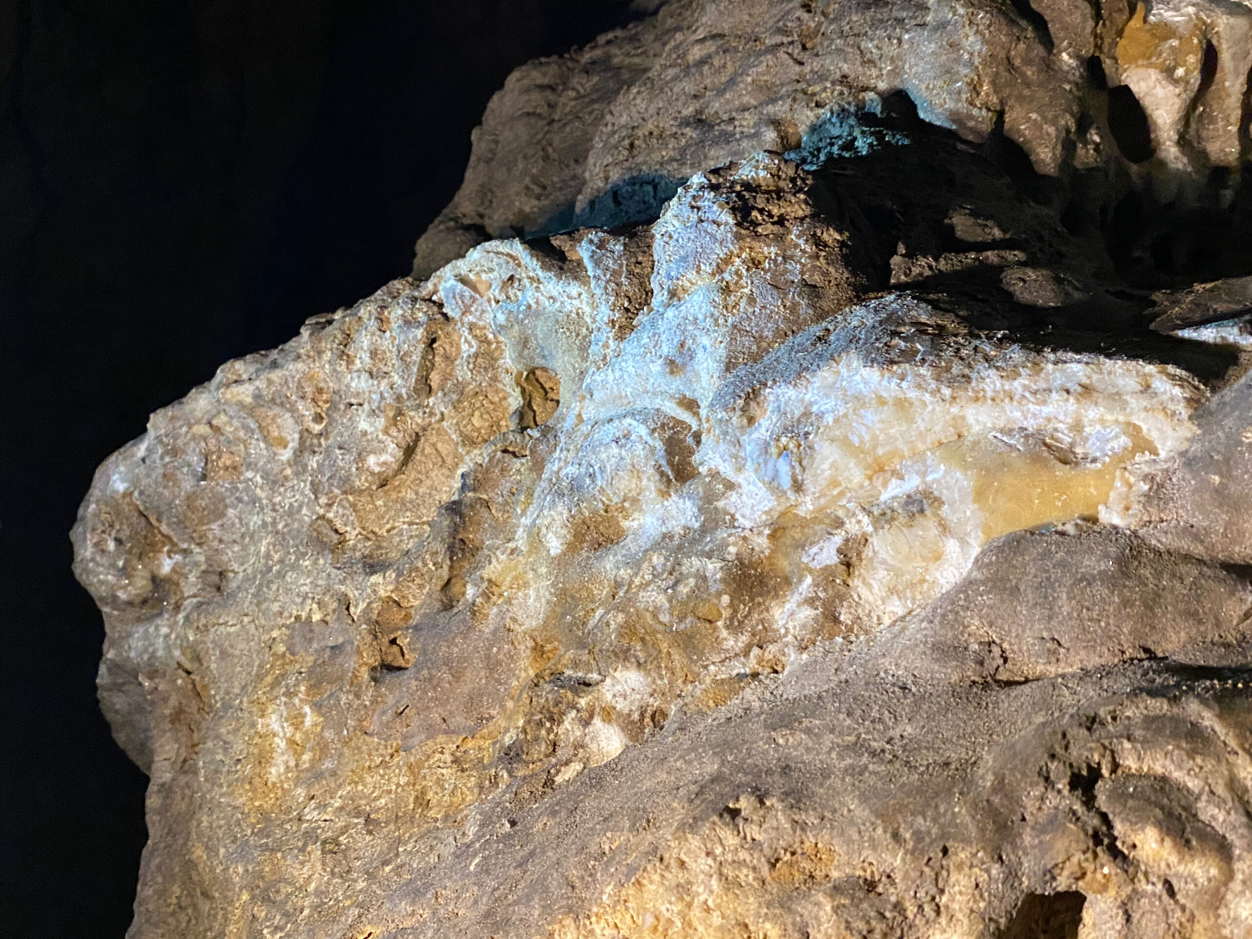 Gempen Glitzersteinhoehle Glitzern in Blau_Sebastian Juengel