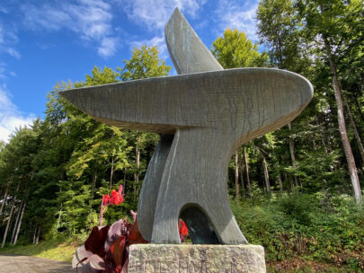 Hochwald Gedenkstaette Skulptur hinten_Sebastian Juengel