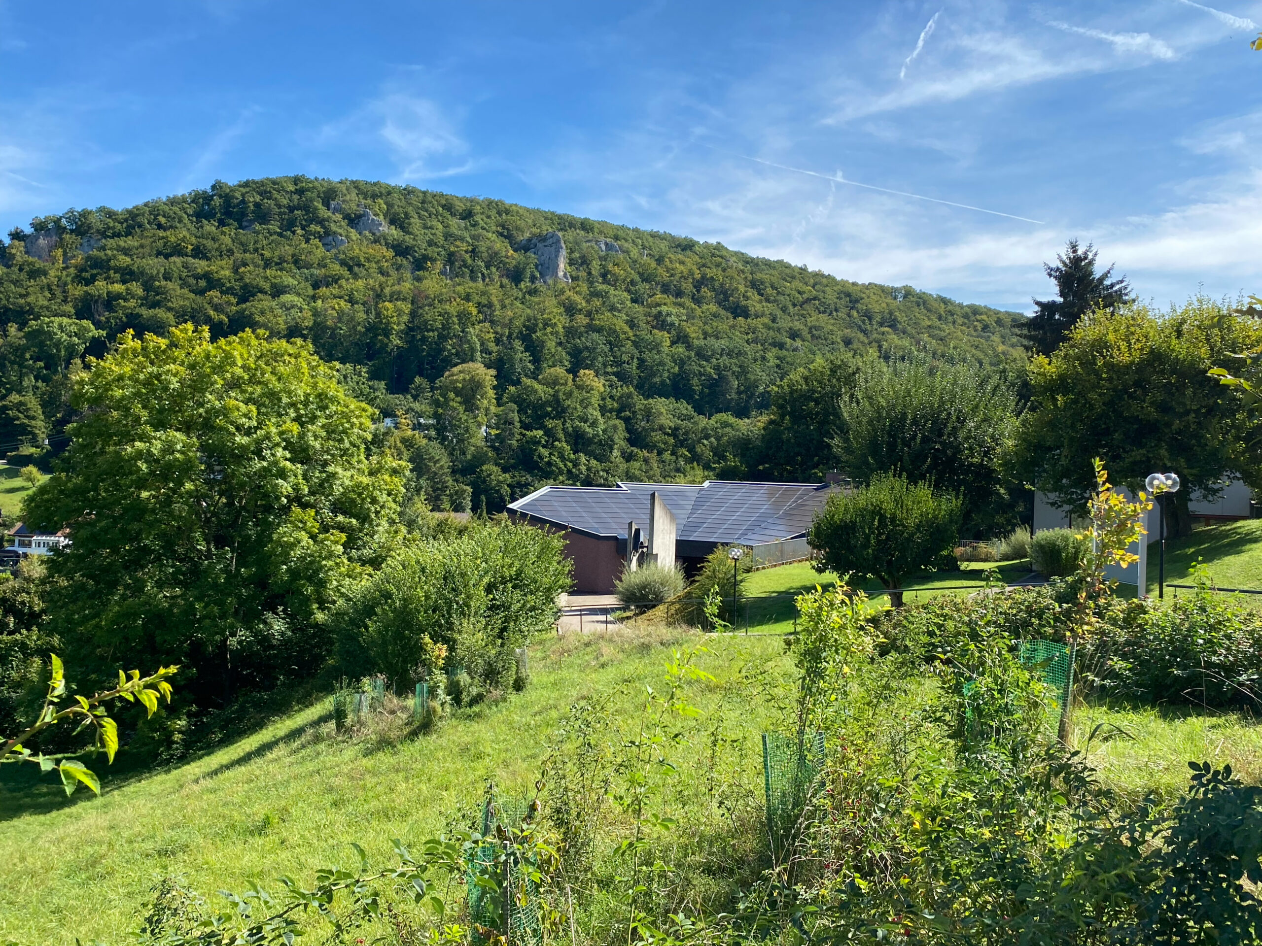 Hofstetten Flueh_Oekumenische Kirche Gebaeude in der Landschaft_Sebastian Juengel