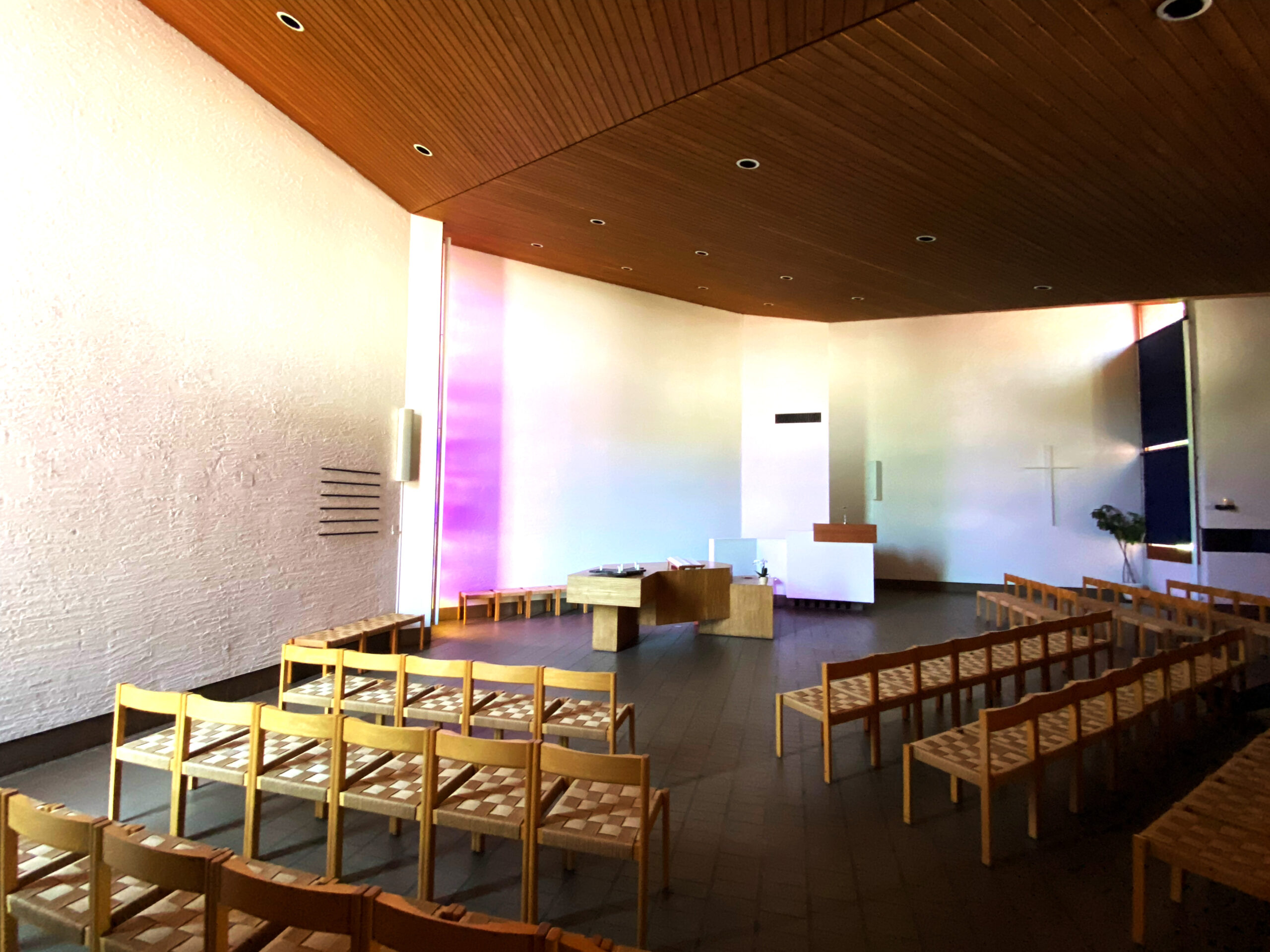 Hofstetten Flueh_Oekumenische Kirche Innenraum Blick zum Altar_Sebastian Juengel