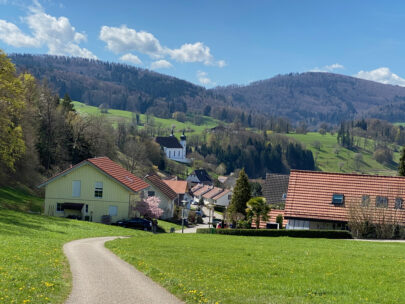 Seewen Bueren 1 Blick zurueck auf Kirche Seewen_Sebastian Juengel