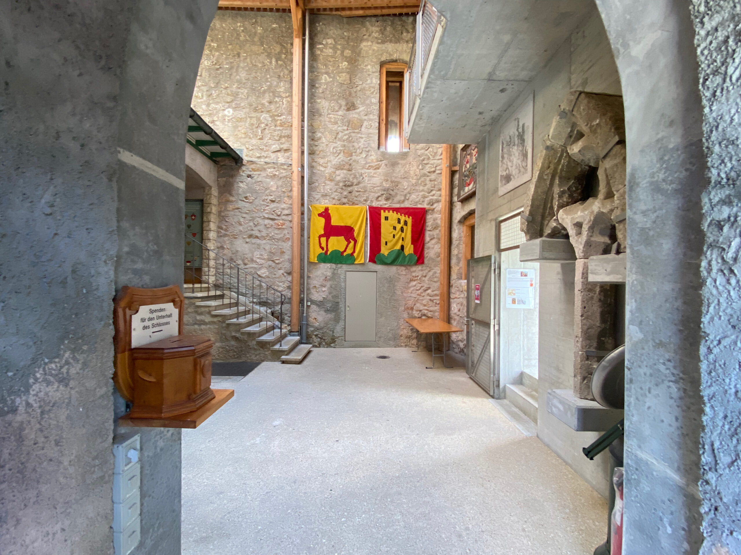 Buesserach Schloss NeuThierstein Durch Tuer Blick ins Innere_Sebastian Juengel