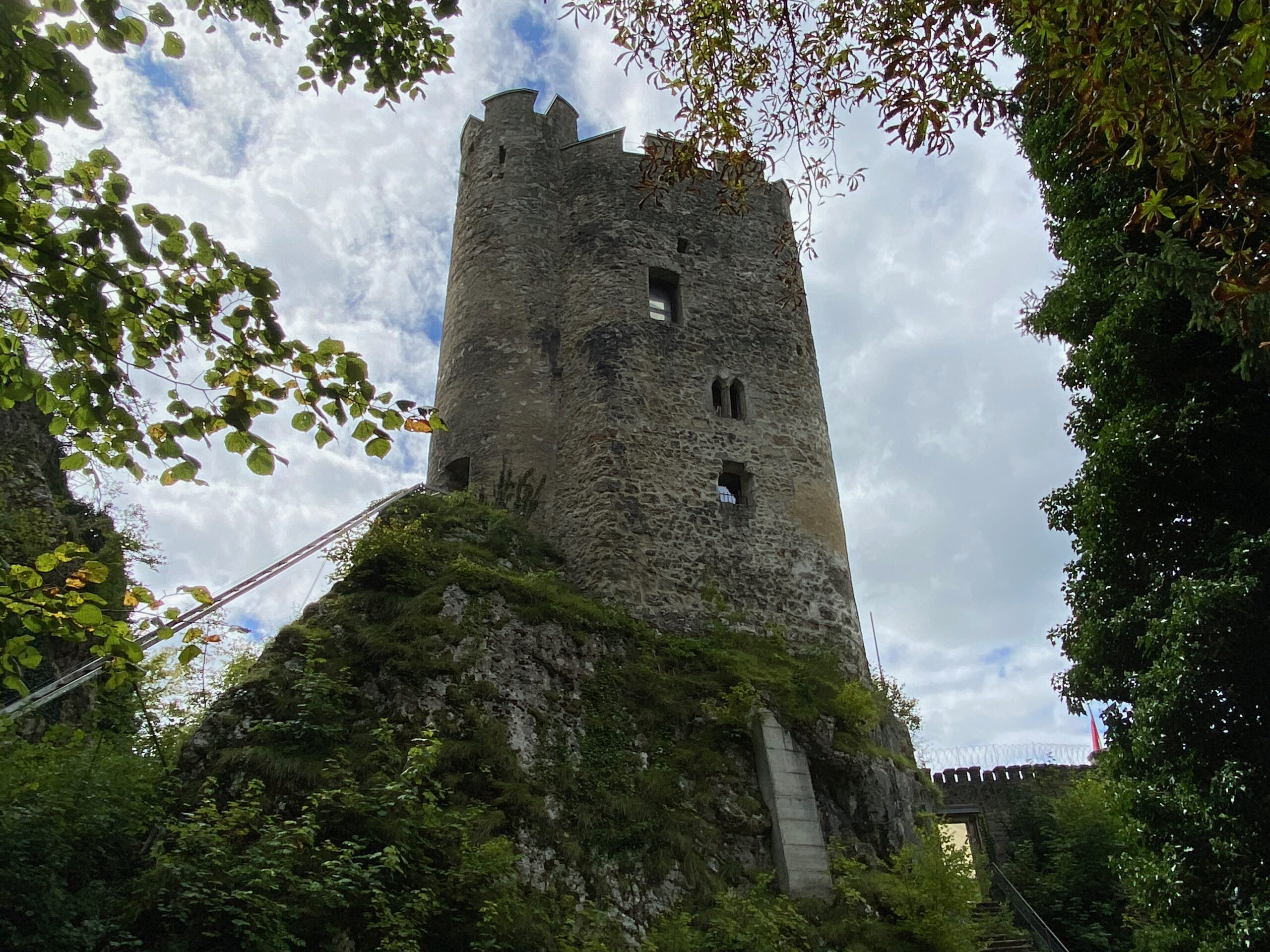 Buesserach Schloss NeuThierstein Wohnturm ohne Baeume_Sebastian Juengel