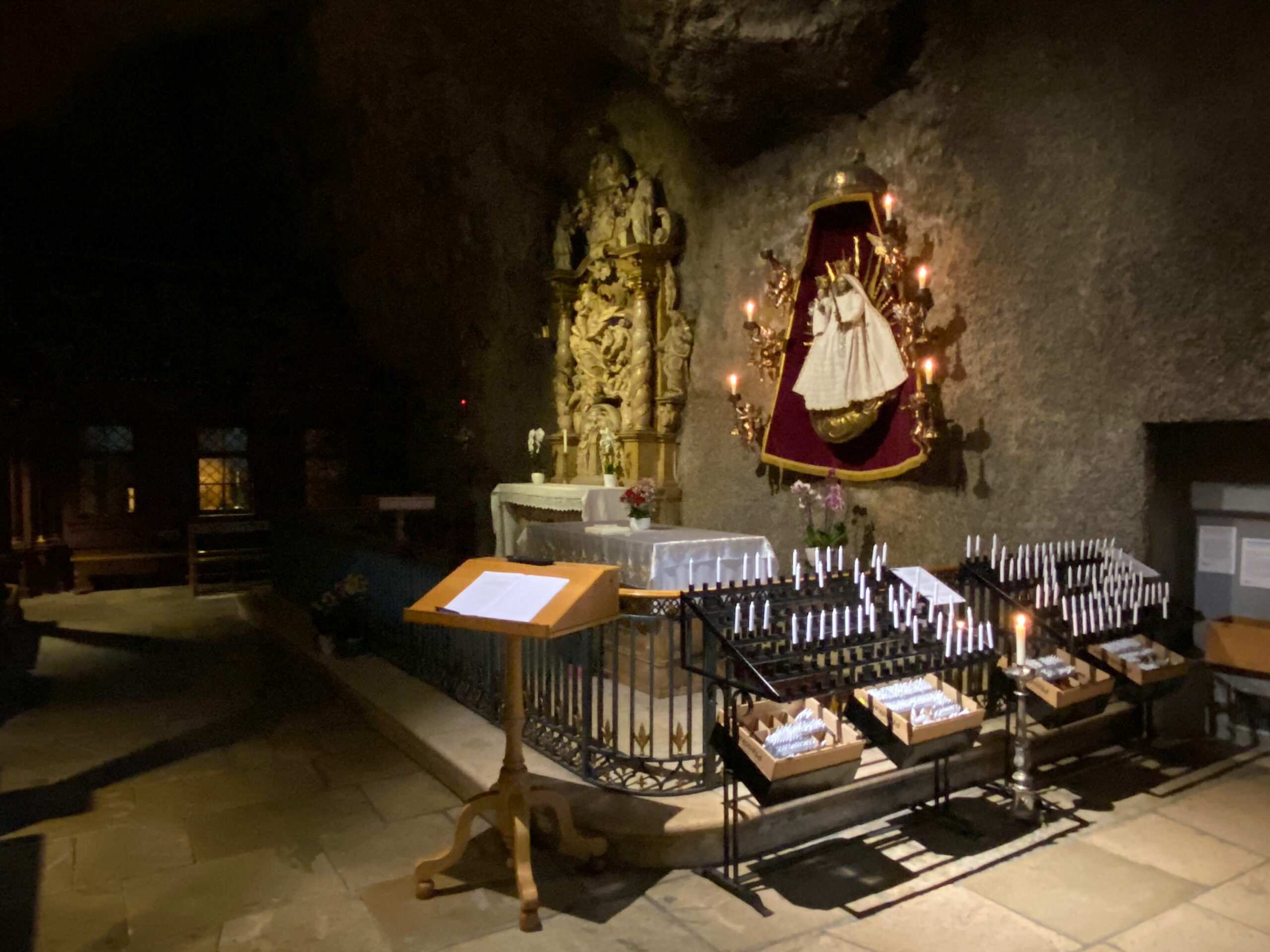 Mariastein Gnadenkapelle Blick ins Innere unscharf_Sebastian Juengel