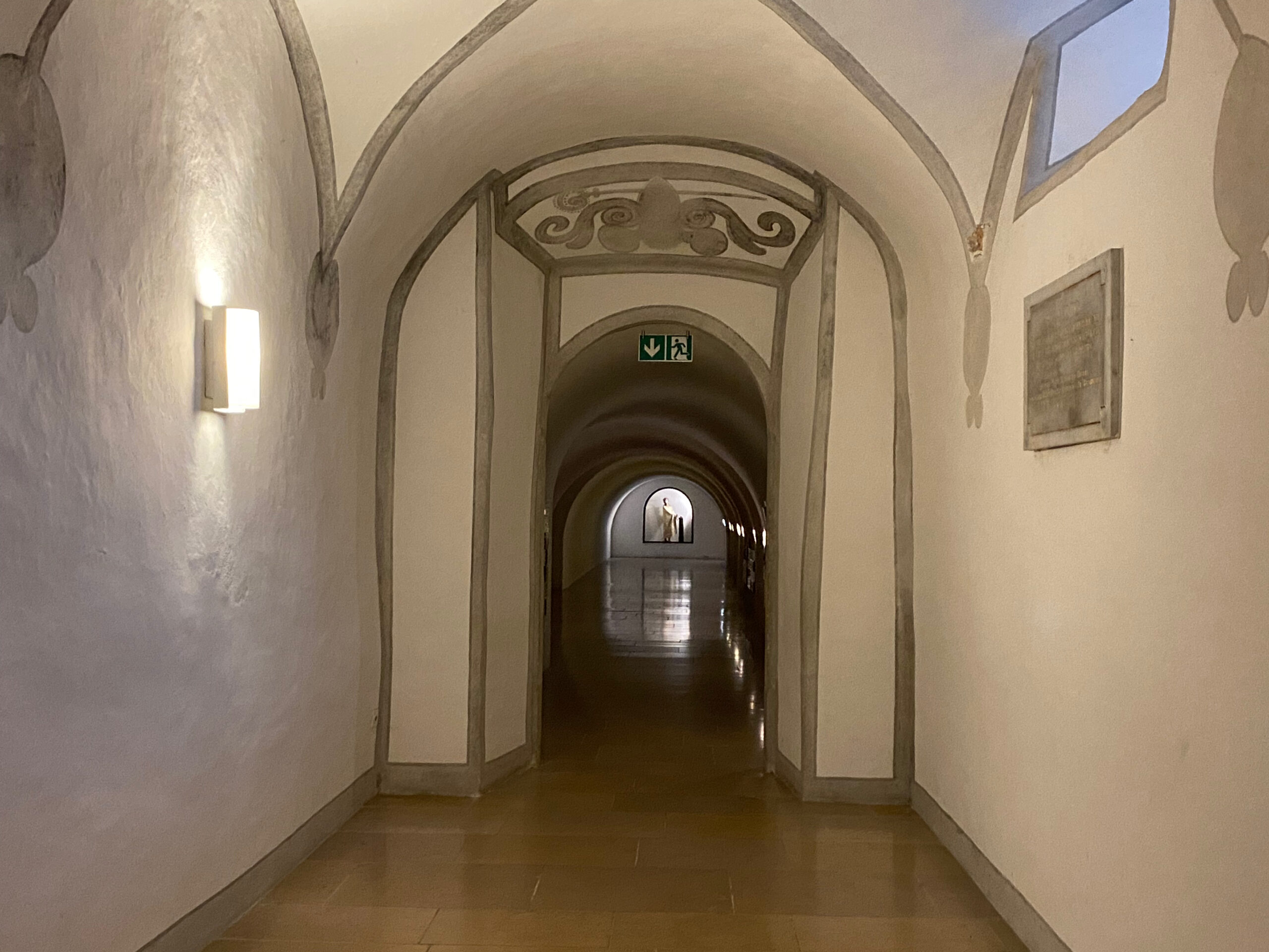 Mariastein Gnadenkapelle Gang mit Blick auf Schmerzensmann_Sebastian Juengel